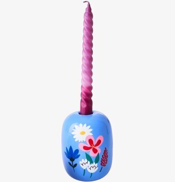 Bild av ljushållare med blommönster och rosa ljus