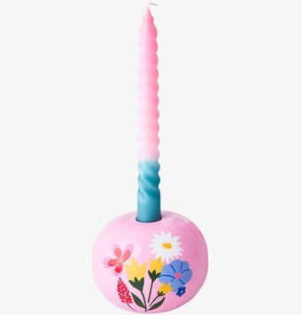 Bild av ljushållare med blommor och spiralformat ljus