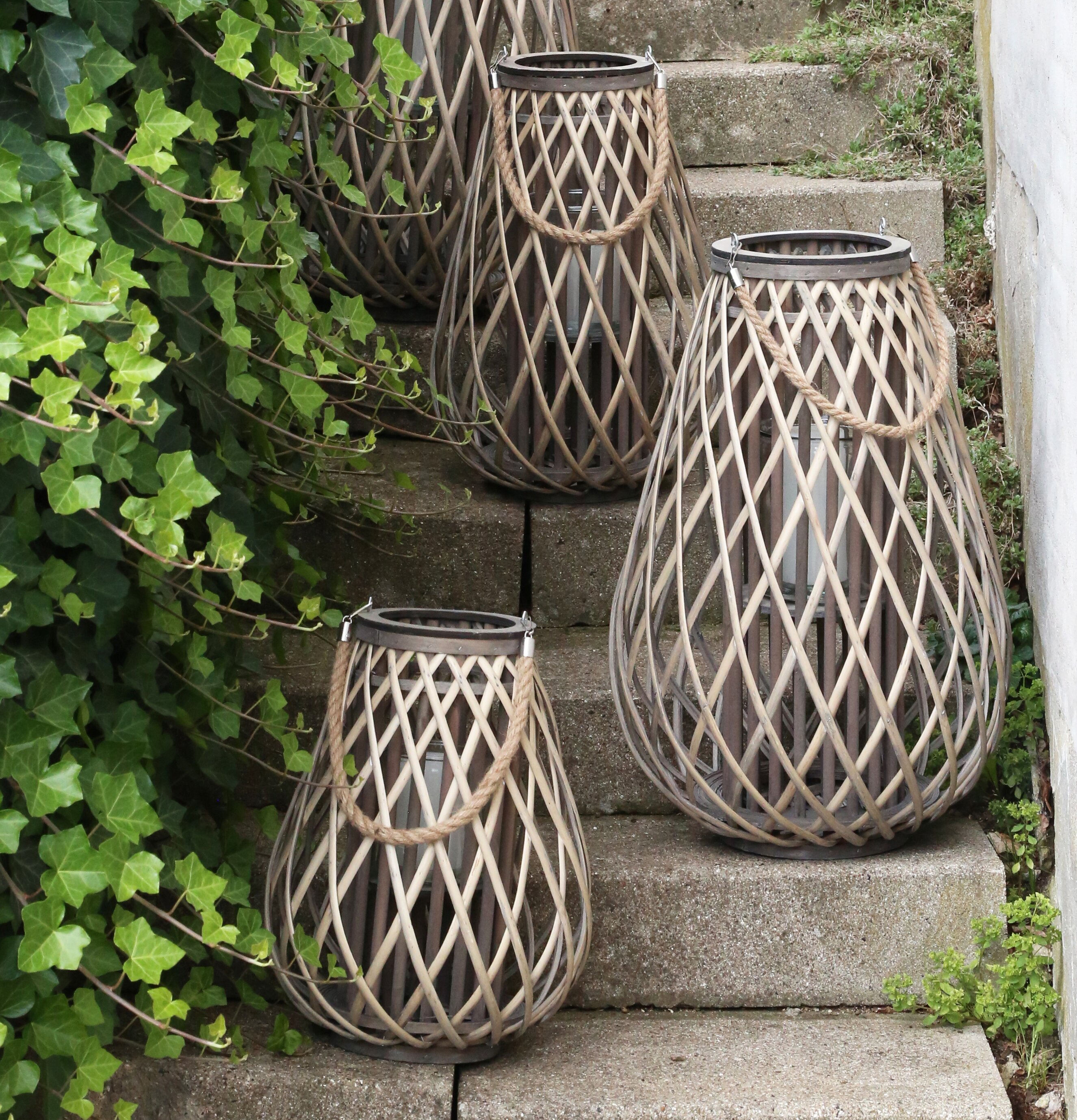 Lanterna Flätad Pil XL från Chic Antique på stentrappa utomhus