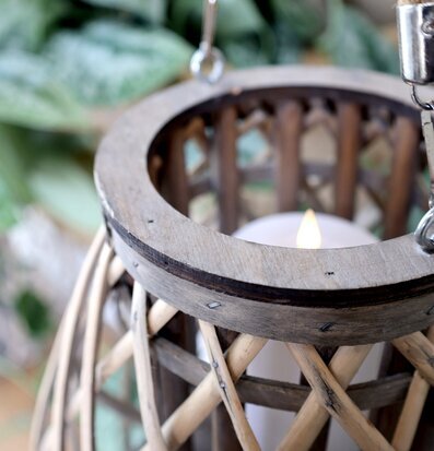 Bild av atmosfärisk ljuslykta i flätad pilträdesign