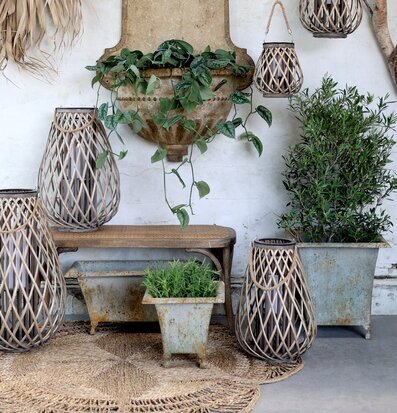 Bild av harmonisk inredning med lyktor och växter