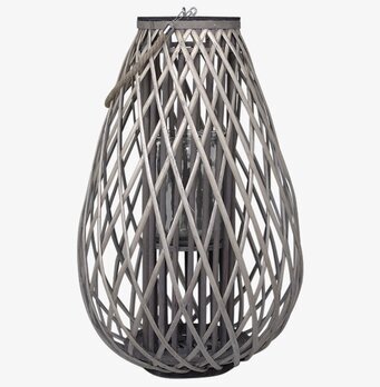 Bild av en elegant flätad ljuslykta i naturmaterial