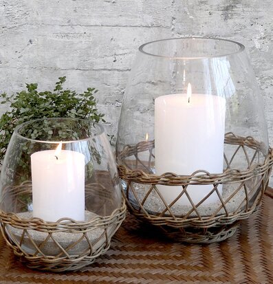 Bild av harmoniska ljuslyktor med naturlig estetik