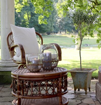 Foto av stämningsfull utomhusmiljö med ljuslyktor