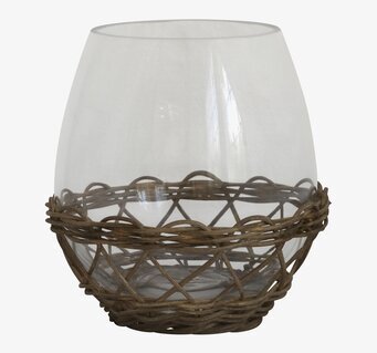 Bild av stilren ljuslykta med glas och naturmaterial