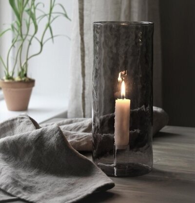 Ljuslykta Hamra Smoke 10x25 Cm från Majas Cottage i rökglas