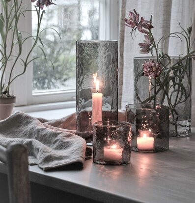 Ljuslykta Hamra Smoke 8x8 Cm från Majas Cottage i interiör