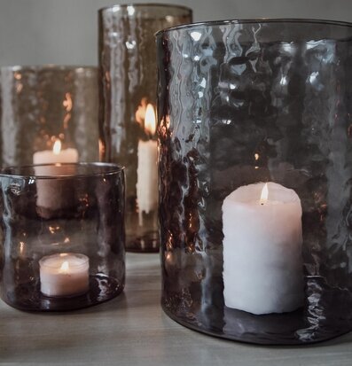 Ljuslykta Hamra Smoke 15x20 Cm från Majas Cottage på bord