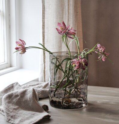 Ljuslykta Hamra Smoke 15x20 Cm från Majas Cottage på bord