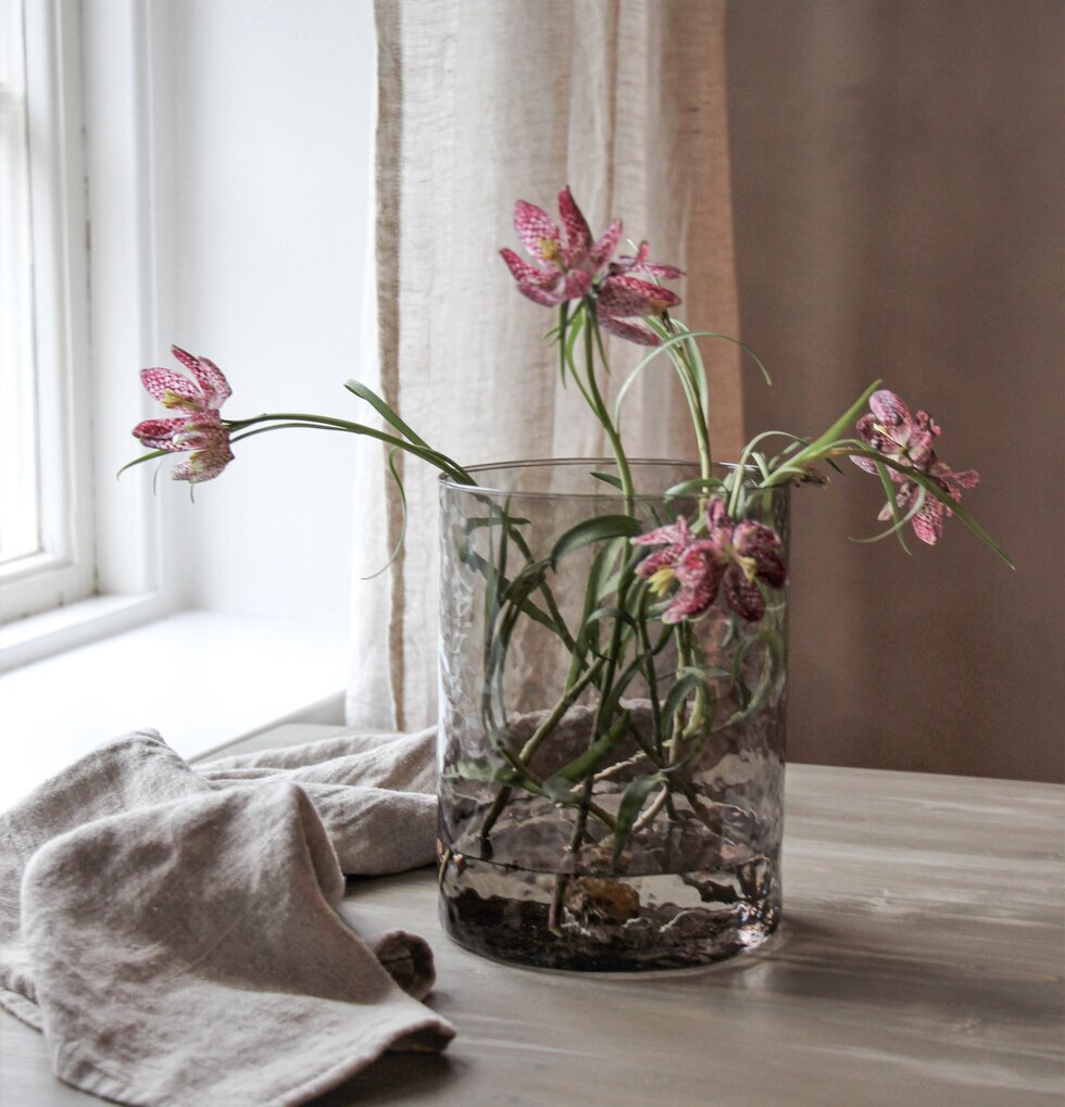 Ljuslykta Hamra Smoke 15x20 Cm från Majas Cottage på bord