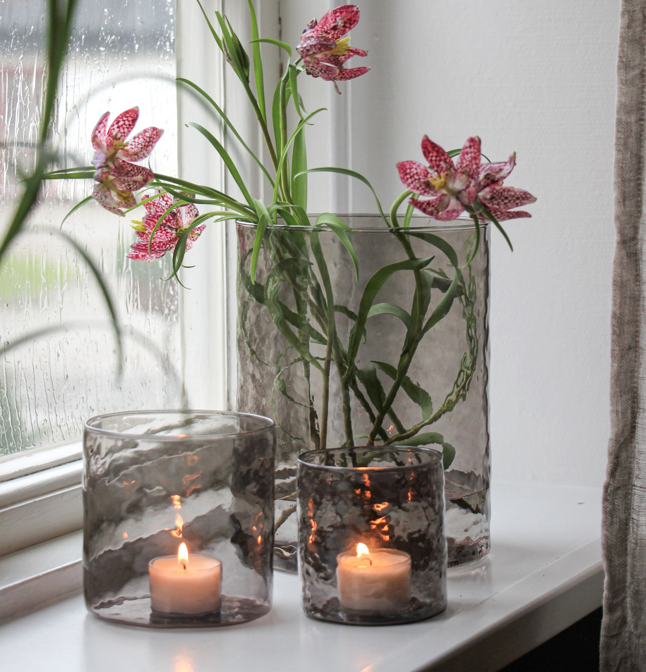 Ljuslykta Hamra Smoke 10x10 Cm från Majas Cottage i fönster