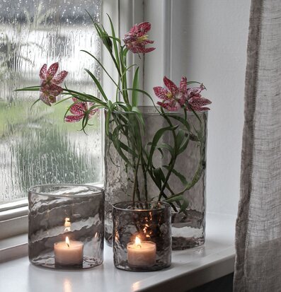 Ljuslykta Hamra Smoke 15x20 Cm från Majas Cottage på fönsterbräde