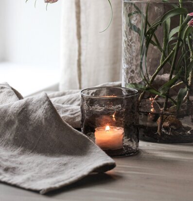 Ljuslykta Hamra Smoke 8x8 Cm från Majas Cottage på tygduk