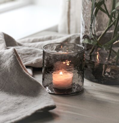 Ljuslykta Hamra Smoke 8x8 Cm från Majas Cottage på träbord