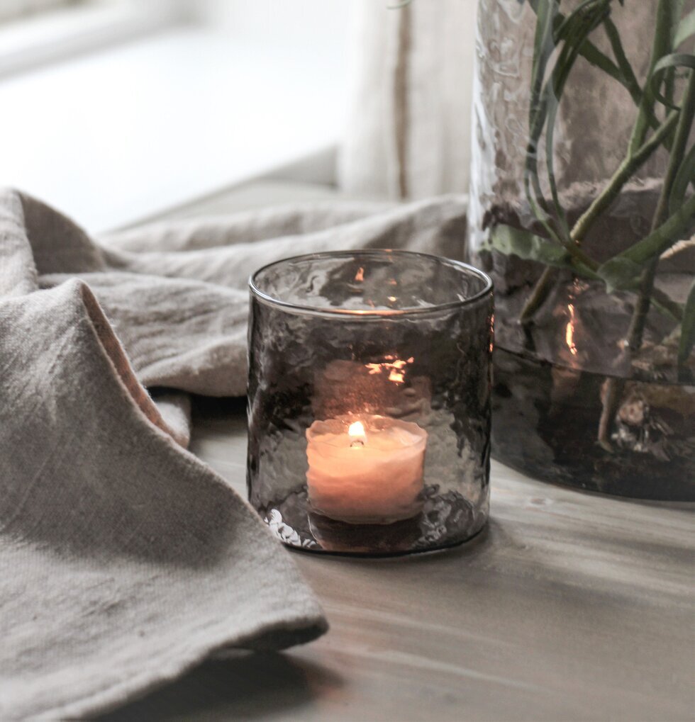 Ljuslykta Hamra Smoke 8x8 Cm från Majas Cottage på träbord