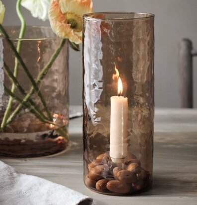 Ljuslykta Hamra Chestnut 10x25 Cm från Majas Cottage på bord