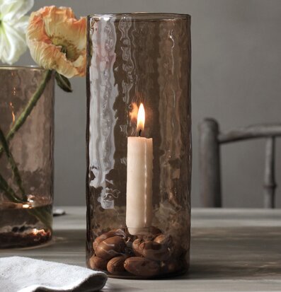 Ljuslykta Hamra Chestnut 10x25 Cm från Majas Cottage på bord