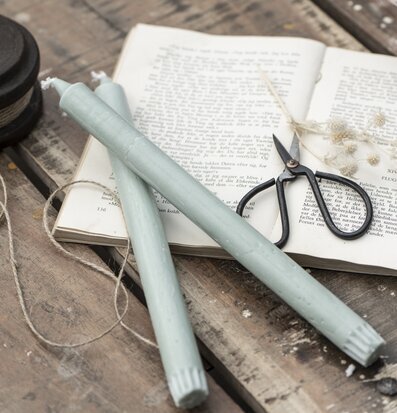 Foto av harmonisk inredning med gröna stearinljus