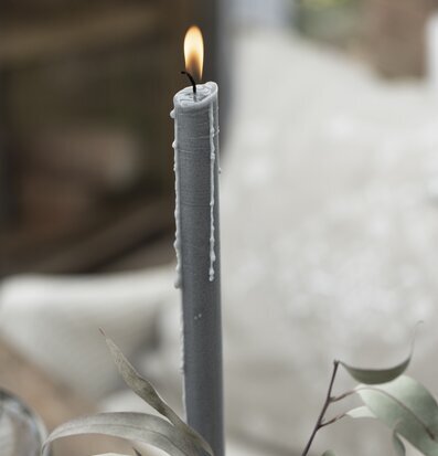 Bild av elegant askgrått stearinljus med eukalyptus