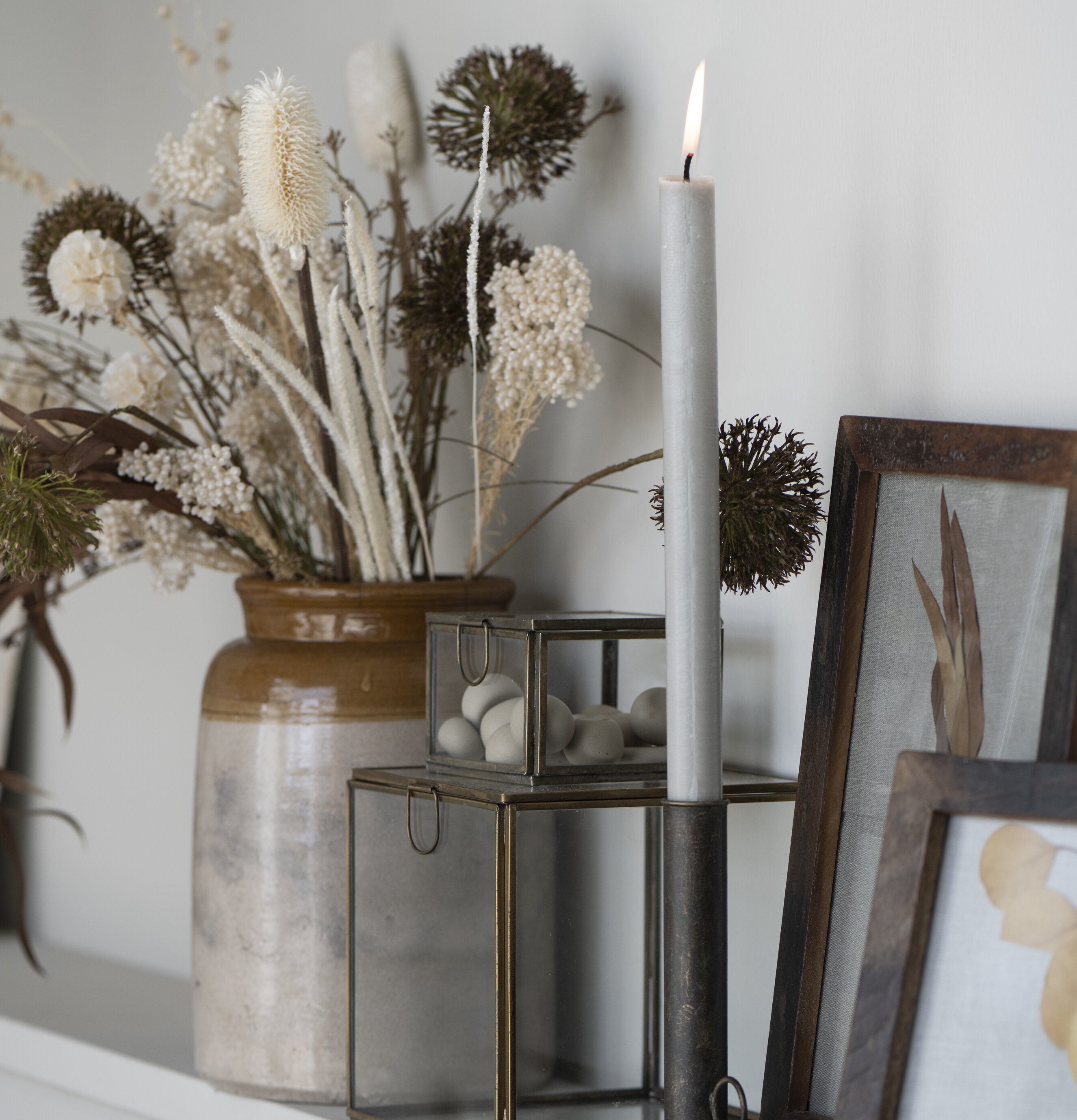 Bild av harmonisk inredning med ljus och dekorationer