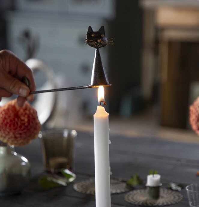 Ljussläckare Katt Hamrad Plåt från Different Design på bord