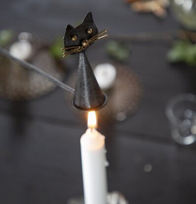 Bild av ljussläckare i form av katt i hamrad plåt