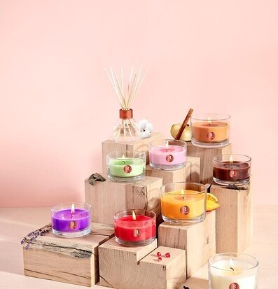 Foto av stilfullt arrangerade doftljus och doftpinnar