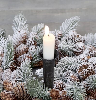 Foto av rustik vinterdekoration med ljushållare