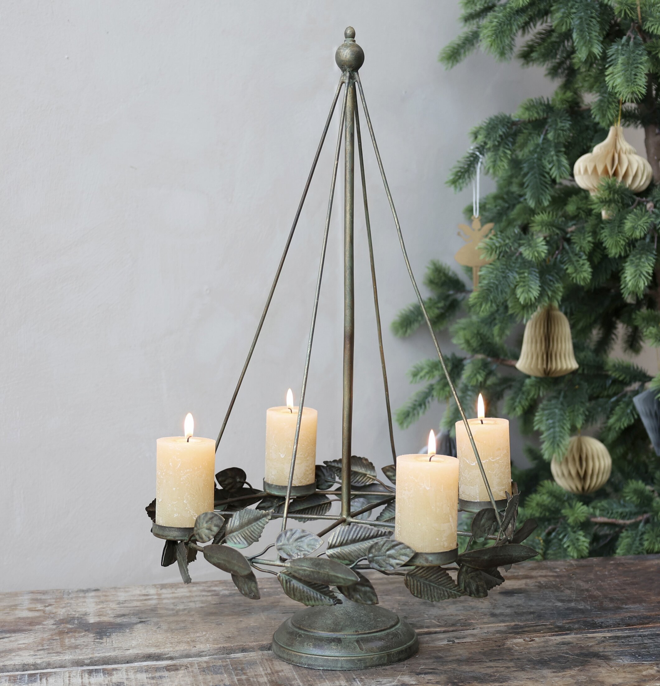 Ljusstake Antik Mässing från Chic Antique på träbord