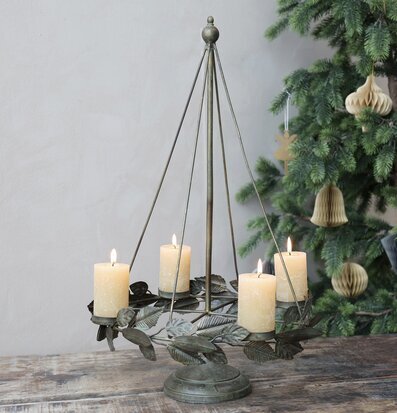 Bild av elegant ljusstake med antik mässingsfinish