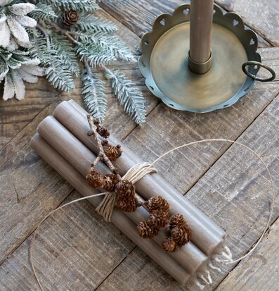 Bild av vintermys med ljus och naturliga dekorationer