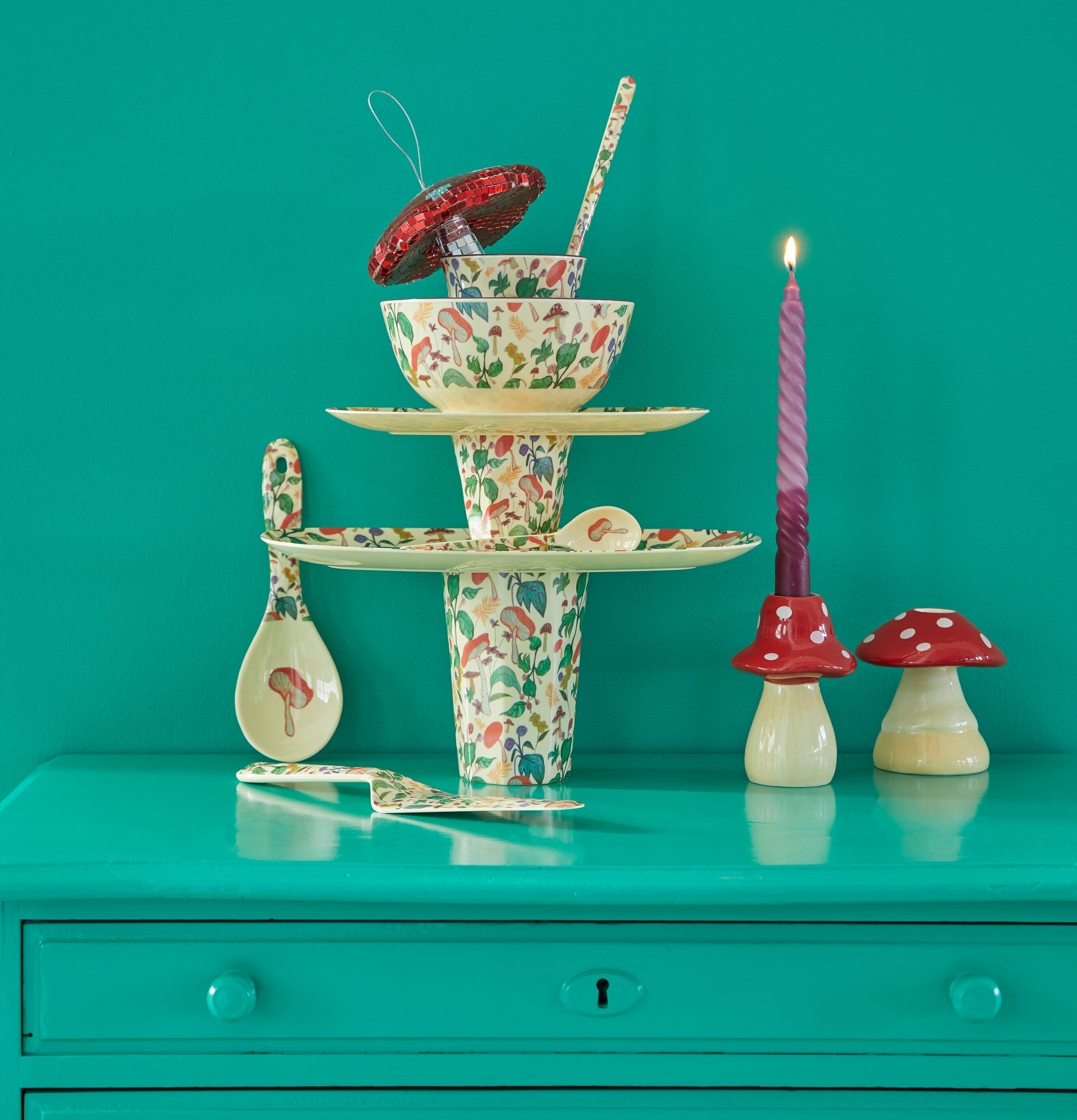 Bild av färgstarkt arrangemang med keramik och ljusstake