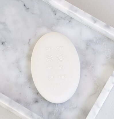 Bild av elegant vit fjärrkontroll på marmorbakgrund