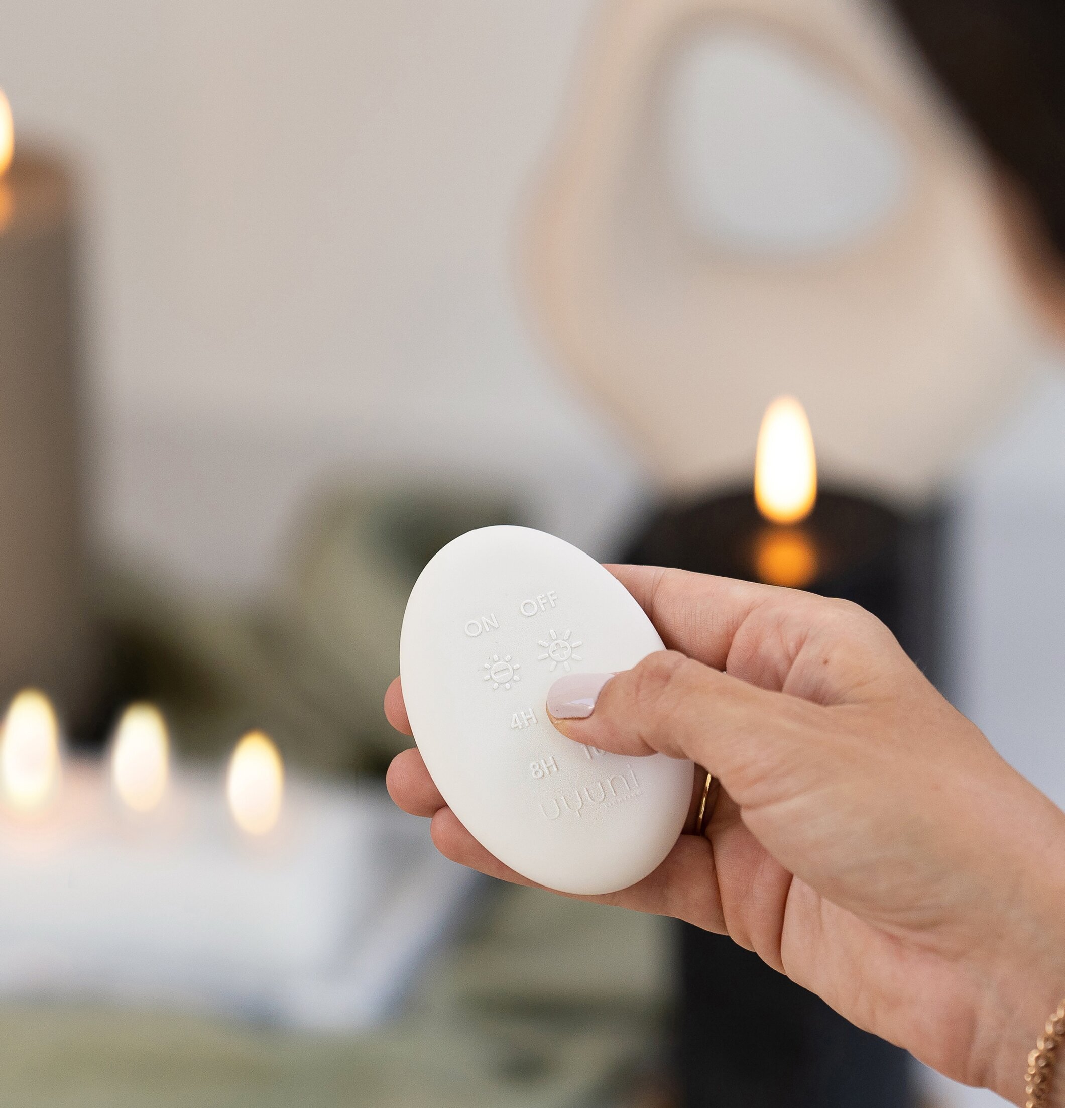 Bild på elegant fjärrkontroll för stämningsfull belysning