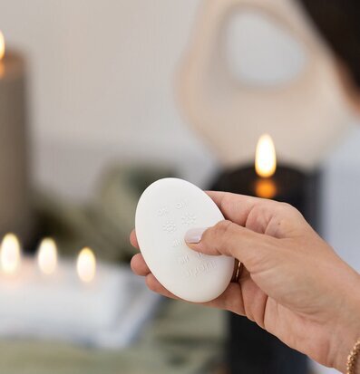 Bild på elegant fjärrkontroll för stämningsfull belysning