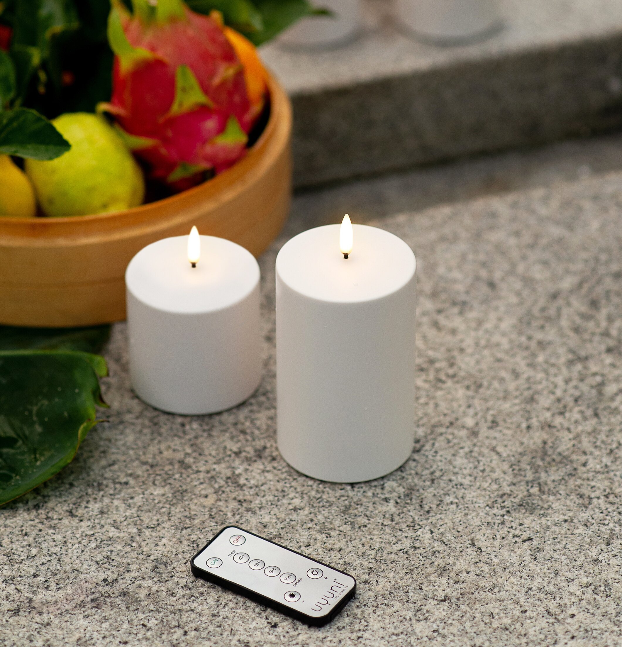 Bild av LED-ljus utomhus med frukt och fjärrkontroll