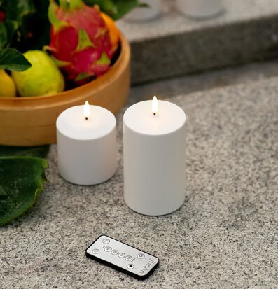 Bild av LED-ljus utomhus med frukt och fjärrkontroll