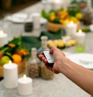 Bild av en stämningsfull utomhusmiddag med LED-ljus