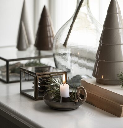 Foto av harmonisk inredning med ljusstake och dekorationer