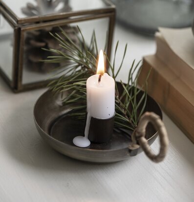 Bild av stämningsfull ljusstake med naturliga inslag