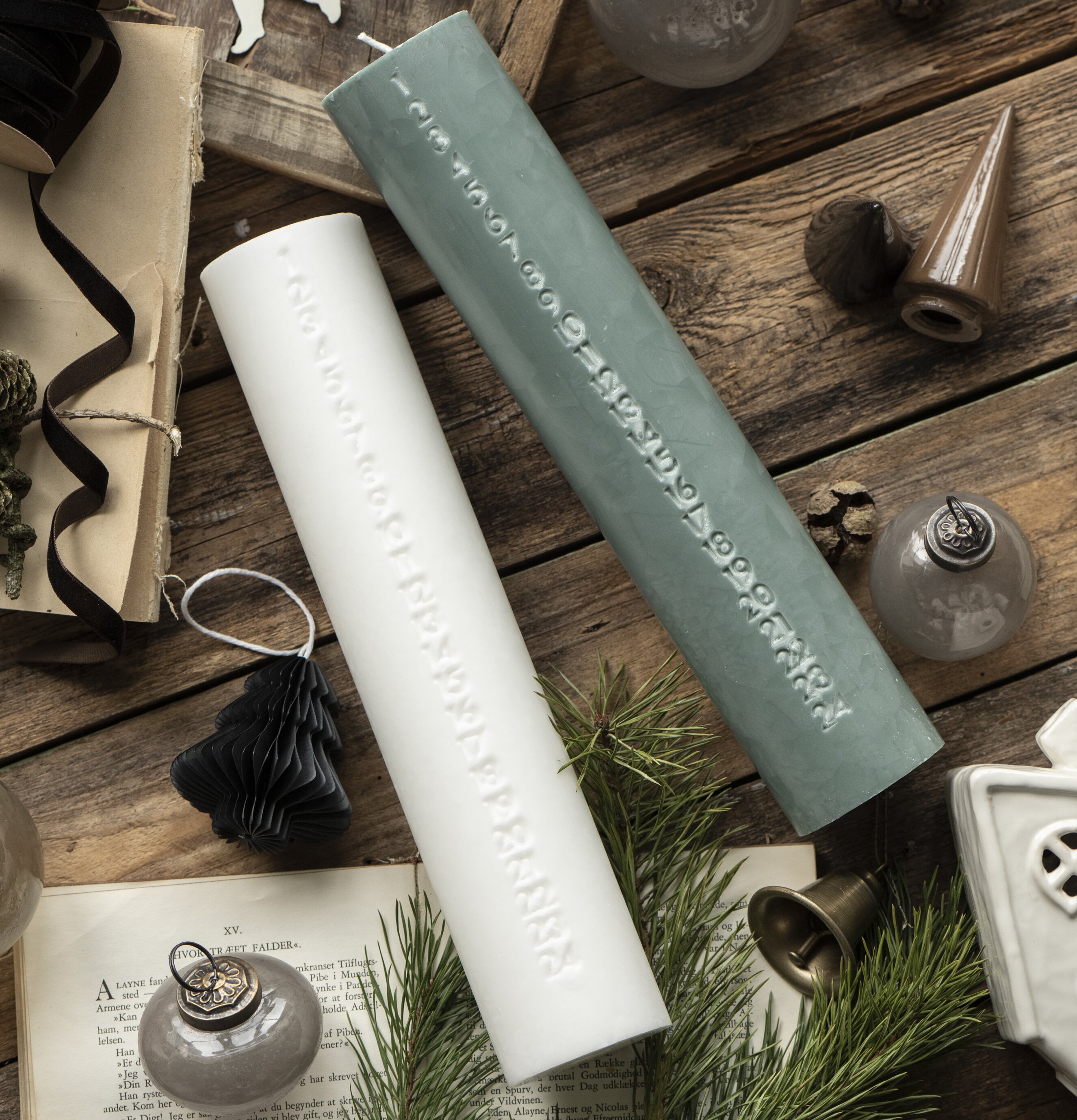 Bild av julstämning med kalenderljus och dekorationer