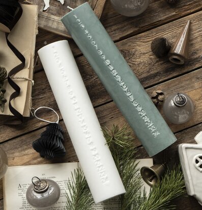 Bild av julstämning med kalenderljus och dekorationer