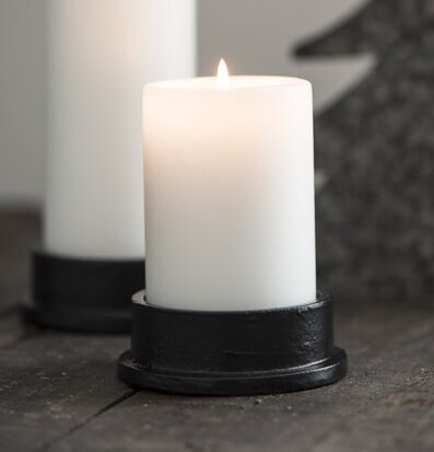 Foto av ljusstake med blockljus och rustik känsla