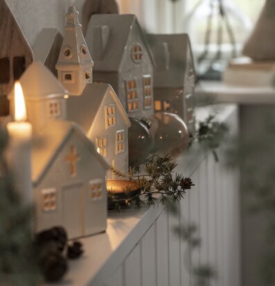 Ljuslykta Hus Välvda Fönster Creme från IB Laursen på hylla