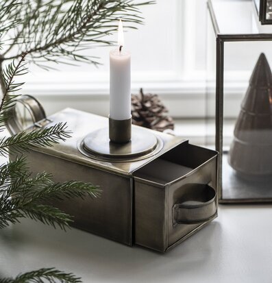 Bild av ljusstake i mässing med låda och dekorationer