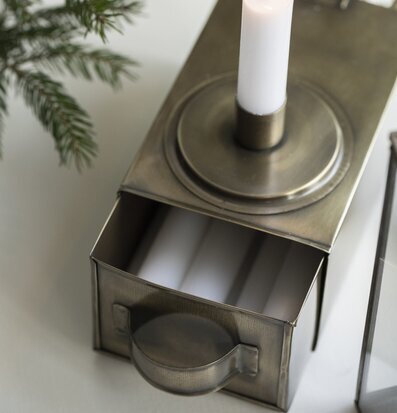 Bild av stilren ljusstake i mässing med förvaring