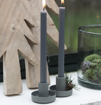 Bild av stilren ljusdisplay med naturliga inslag