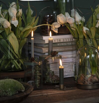 Bild av harmonisk inredning med ljus och naturdetaljer