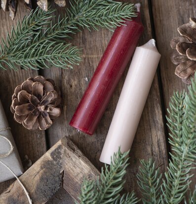 Bild av rustik inredning med stearinljus och natur