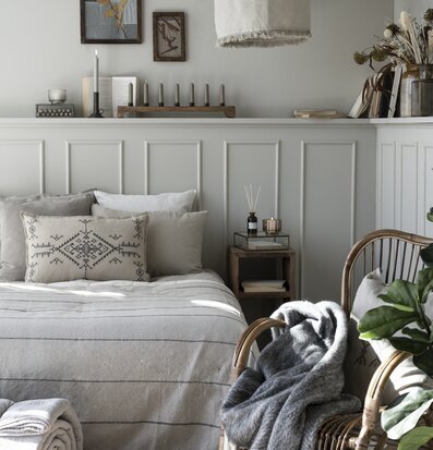 Bild av harmoniskt sovrum med subtil stil och funktion